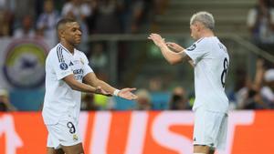 Kylian Mbappé y Valverde celebran el gol del Real Madrid.