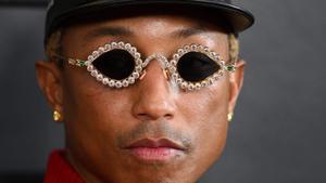 Pharrell Williams, en los Grammy 2023, con las llamativas gafas de sol con incrustaciones de diamantes que ha diseñado para Tiffany & Co.