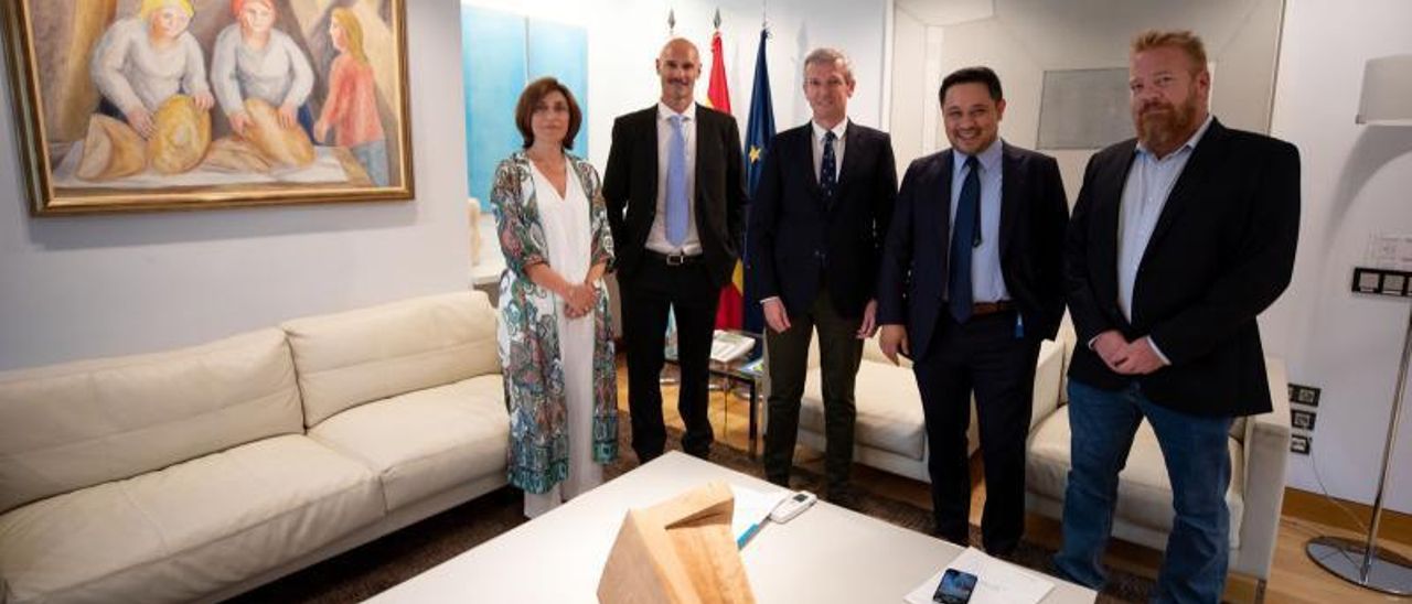 El presidente Rueda con la conselleira y los directivos de Lonza.