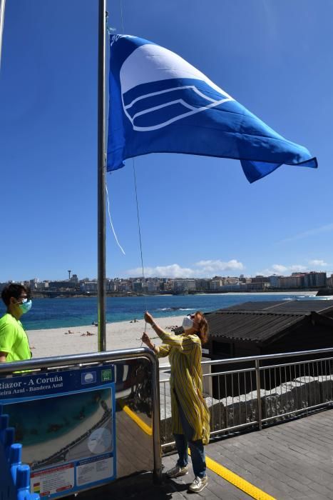 Izado de la Bandera Azul en la playa de Riazor