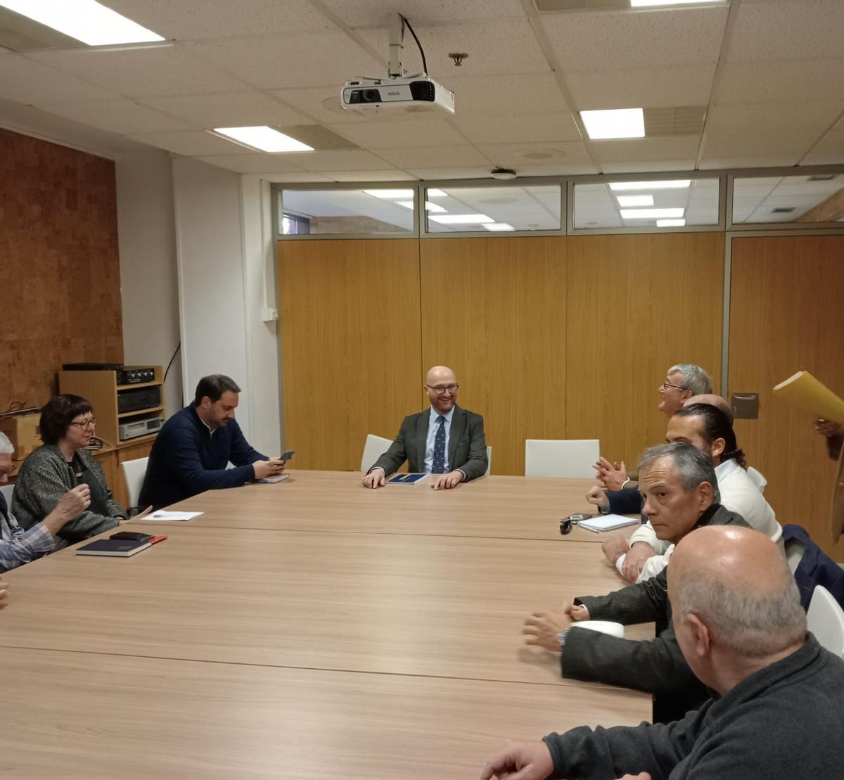 Reunión con motivo del tráfico en El Carmen, esta mañana.