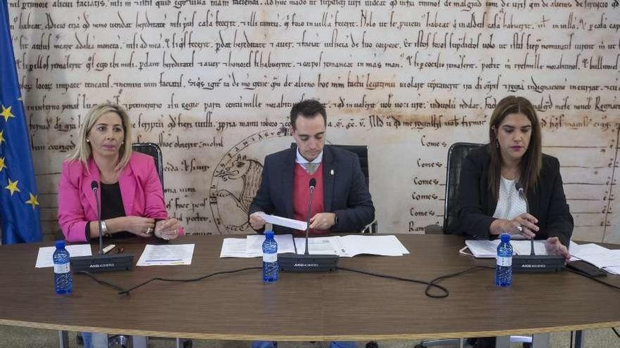 Las concejalas de Hacienda y Urbanismo, Patricia Martín y Sandra Veleda, junto alcalde Luciano Huerga ayer.