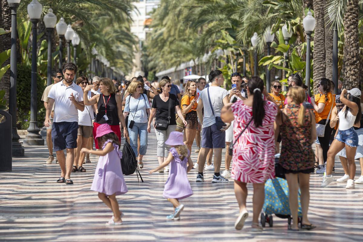 ALICANTE.- DOS CRUCEROS ATRACAN EN EL PUERTO DE ALICANTE. LOS CRUCERISTAS LLENAN LA CIUDAD DE ALICANTE COMERCIOS CALLE SAN FRANCISCO ASCENSOR DEL CASTILLO TURISMO DE CRUCEROS CRUCERISTAS