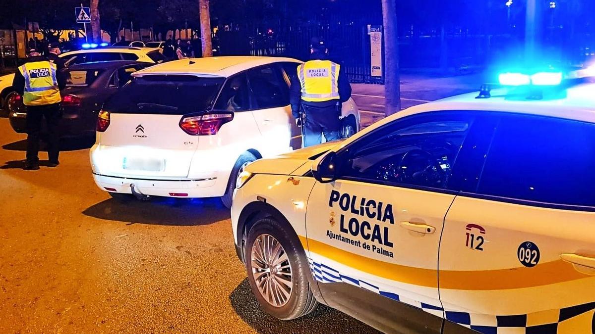 Agentes de la Policía Local de Palma interceptan a dos vehículos.