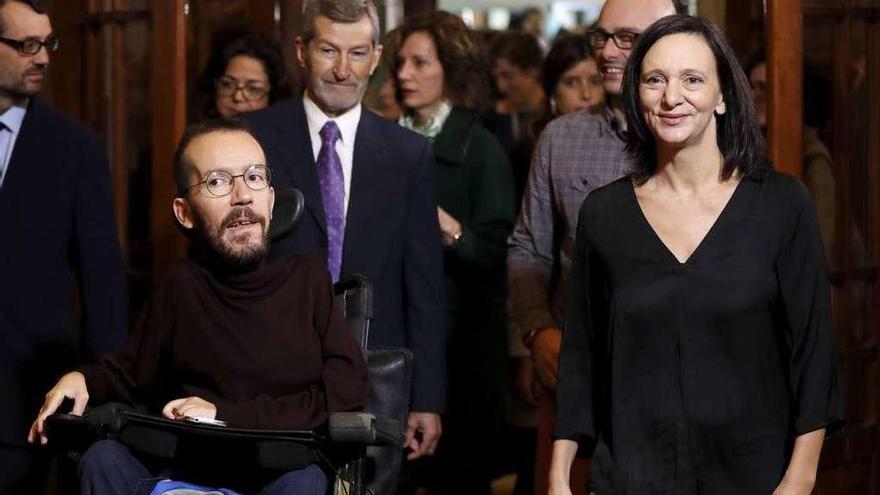 El secretario de Organización de Podemos, Pablo Echenique, junto a la diputada Carolina Bescansa. Detrás, el diputado Txema Guijarro y el ex JEMAD y miembro de Podemos, Julio Rodríguez. // Efe