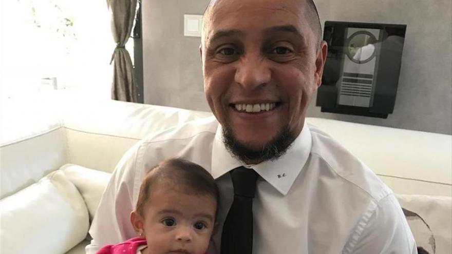 Roberto Carlos, abuelo a los 44 años