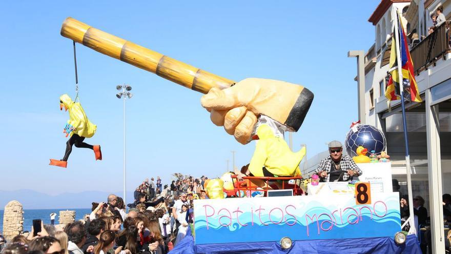 El Carnaval estival inunda de colors  i màgia el passeig Marítim de l’Escala