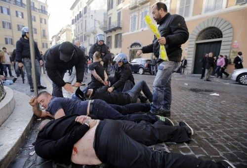 Los aficionados del Feyenoord destrozan la Plaza de España de Roma