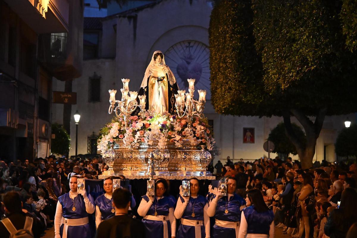 La Cofradía de la Santa Mujer Verónica, a su salida del Corazón de Jesús.