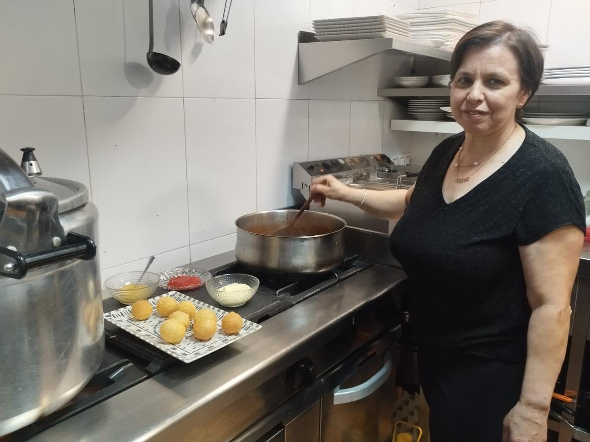 Montse Alonso de El Manantial a punto de empezar a servir pinchos.