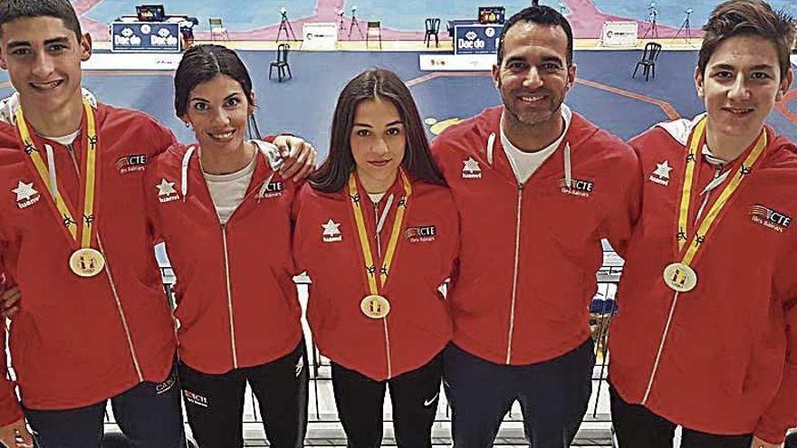 Varios de los medallistas de Balears con los tÃ©cnicos del CTEIB.