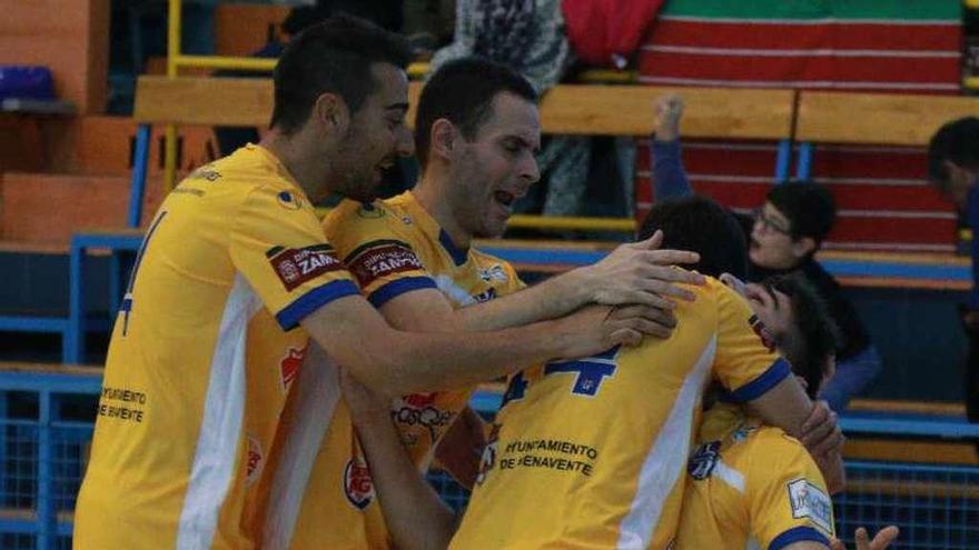 Los jugadores celebran un gol de Malaguti.