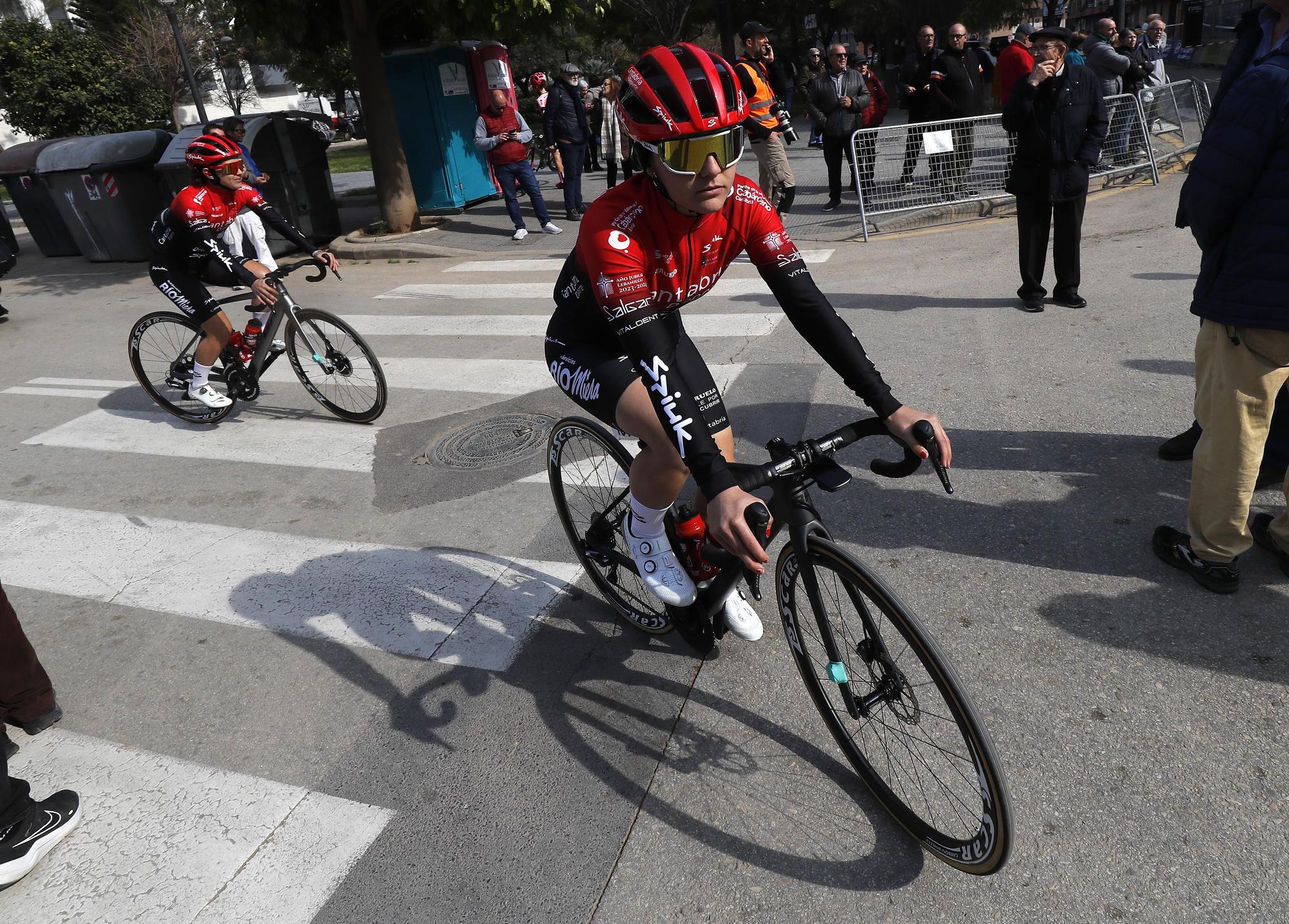 Salida de la primera etapa de la Setmana Ciclista femenina