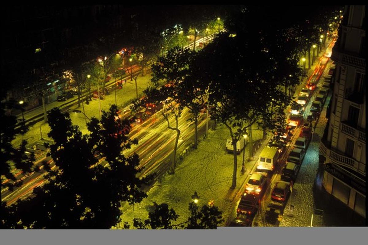 La Gran Via de Barcelona, de nit.