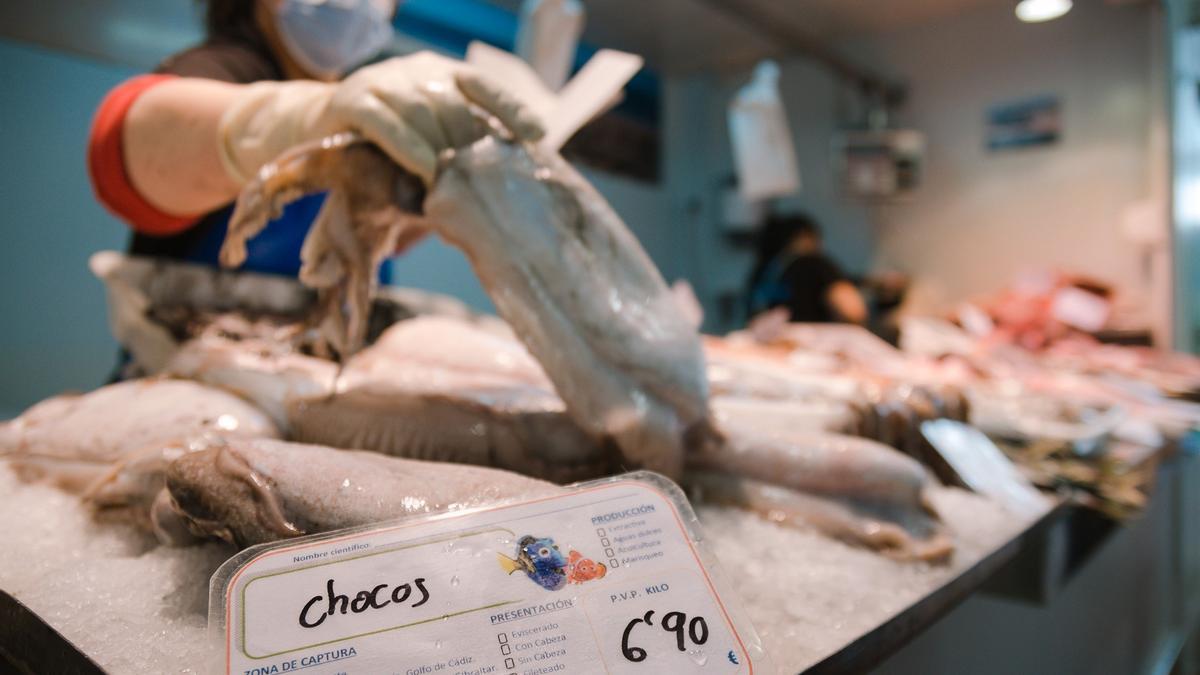 Puesto de pescado en el mercado