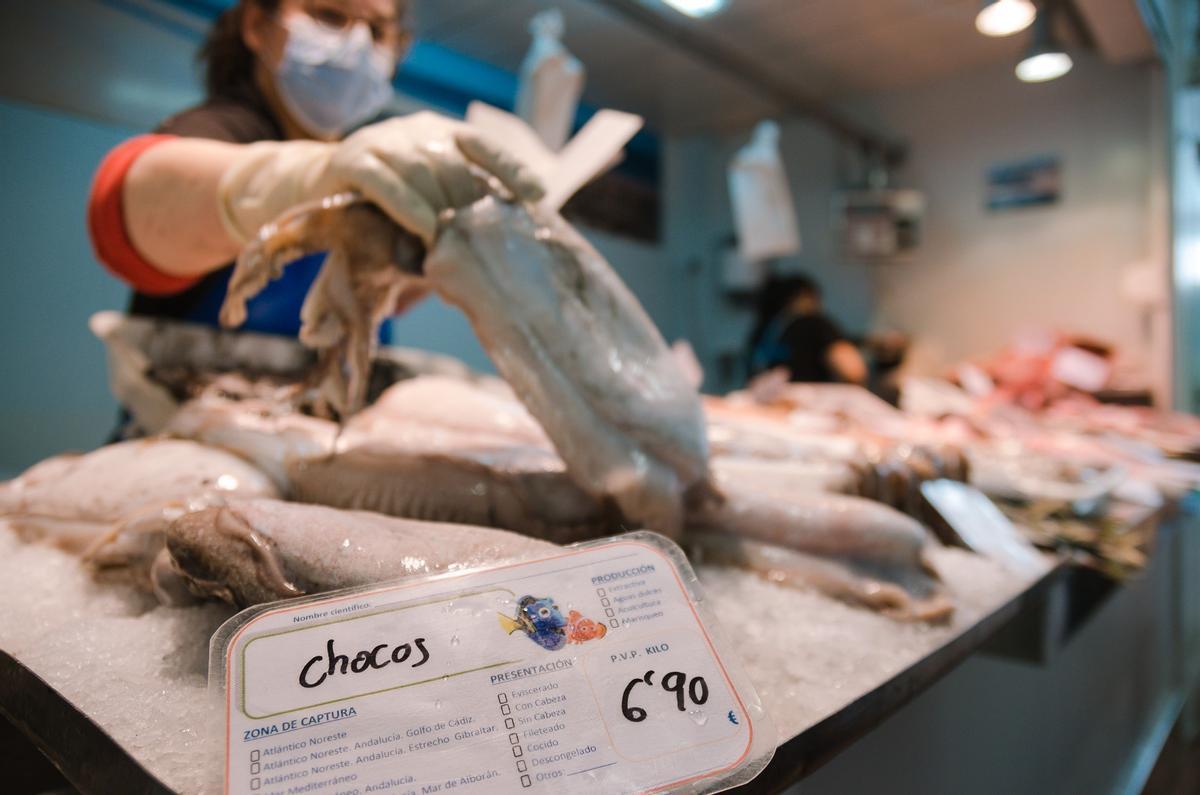 Archivo - Puesto de pescado en el mercado temporal de San Sebastián, en Huelva. Archivo.