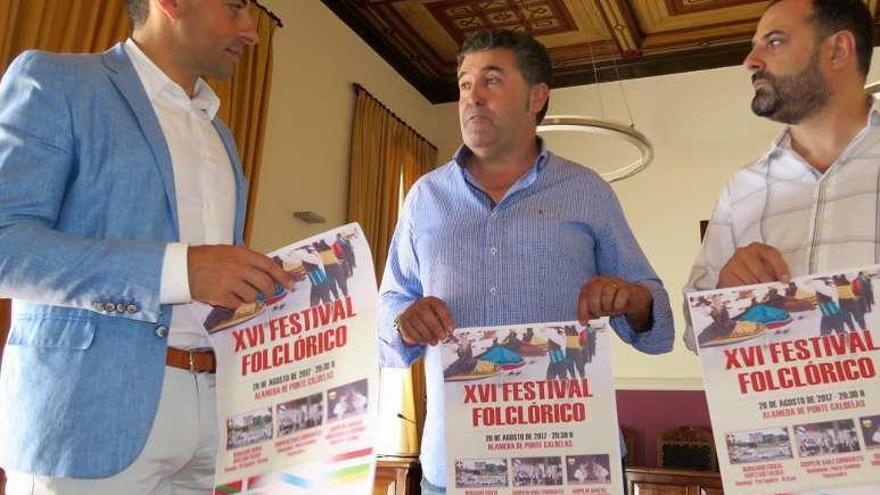 El alcalde, Andrés Díaz, con los organizadores del evento. // Faro