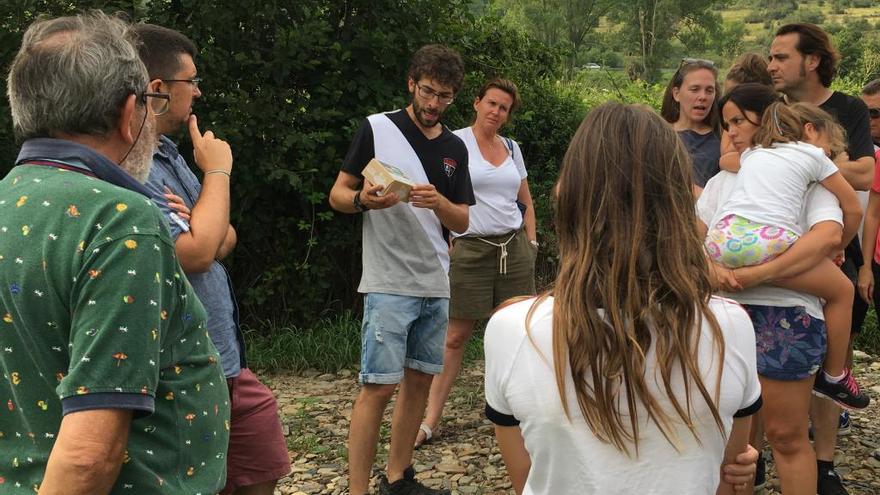 Gerard Garreta durant la visita guiada a la seva explotació ramadera de Cal Grauet