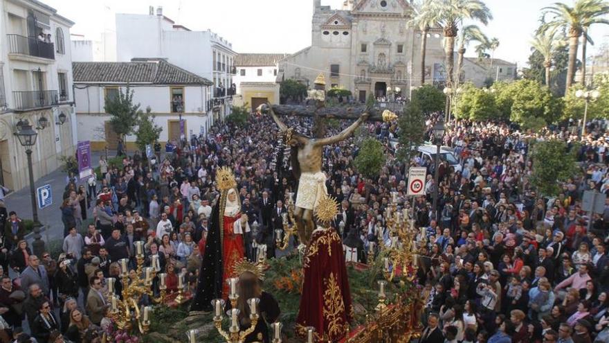 Las calles se quedan pequeñas para al paso de las cofradías