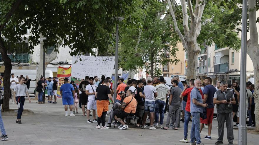 Unos sesenta vecinos del barrio palmesano de Son Gotleu se manifiestan contra la comunidad argelina