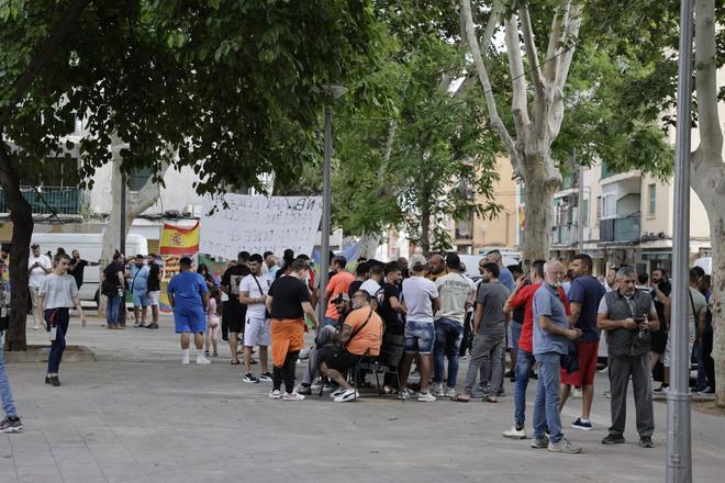 Unos sesenta vecinos del barrio palmesano de Son Gotleu se manifiestan contra la comunidad argelina