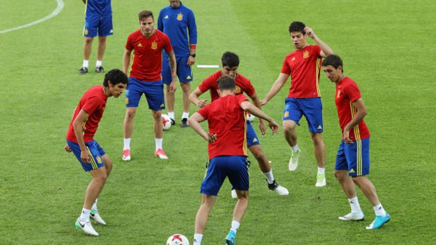 Los jugadores de la selección Sub-21, entrenando en el césped del estadio donde buscan hoy su quinta Eurocopa.