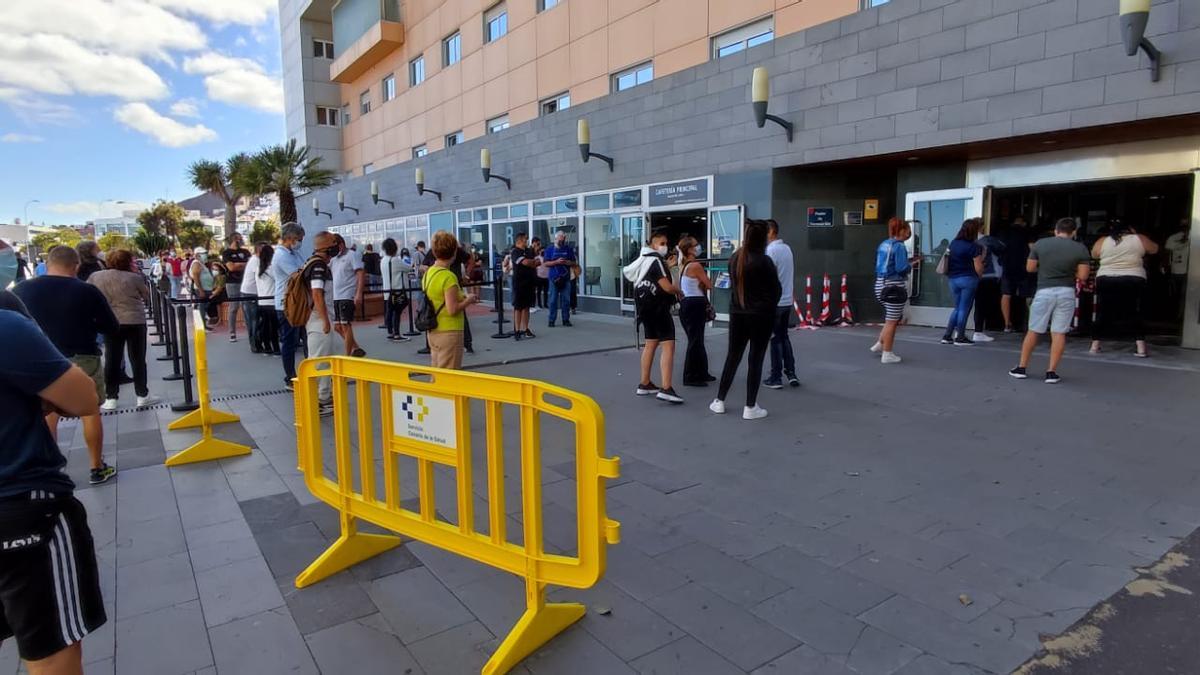 Colas esta tarde de martes para vacunarse en el Hospital Universitario Nuestra Señora de la Candelaria