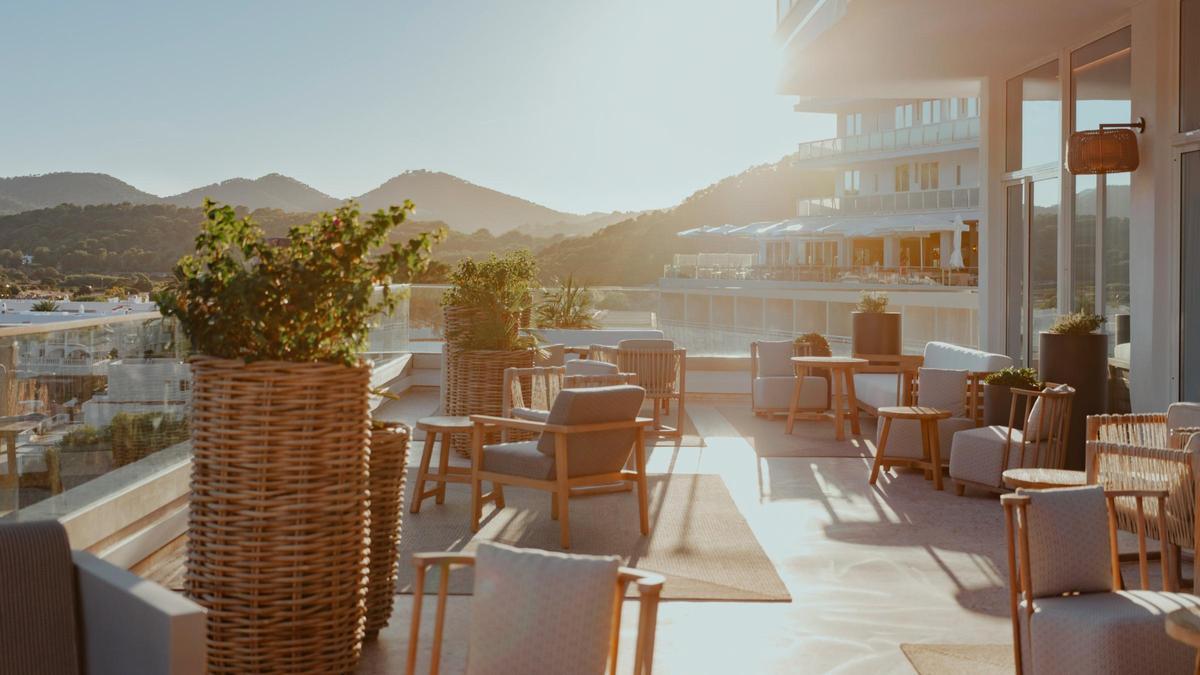 Terraza del restaurante Sun and Moon en el hotel Mondrian Ibiza.
