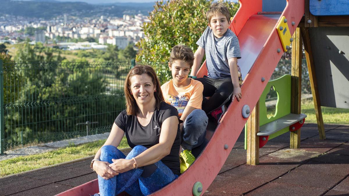 Paula González, enfermera en la UCI, con sus hijos Marco y Hugo. // C. Peteiro