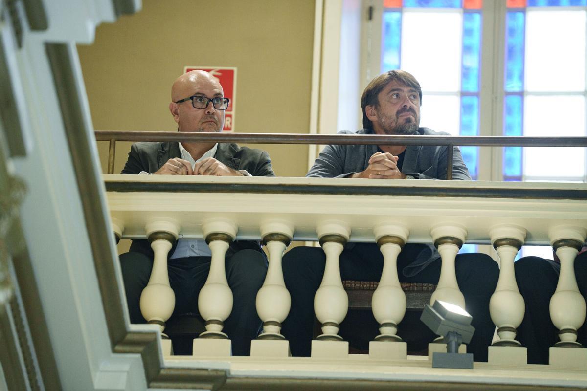 El pleno del Parlamento de Canarias ha aprobado este miércoles, sin consenso, la ley que regula el uso turístico de la vivienda, una norma con medidas para frenar la sustitución masiva de viviendas residenciales por viviendas de alquiler turístico. En la imagen, el presidente y el gerente de la patronal hotelera de la provincia de Santa Cruz de Tenerife, Ashotel, Jorge Marichal (d) y Pablo González (i). Su asociación apoya la nueva ley.