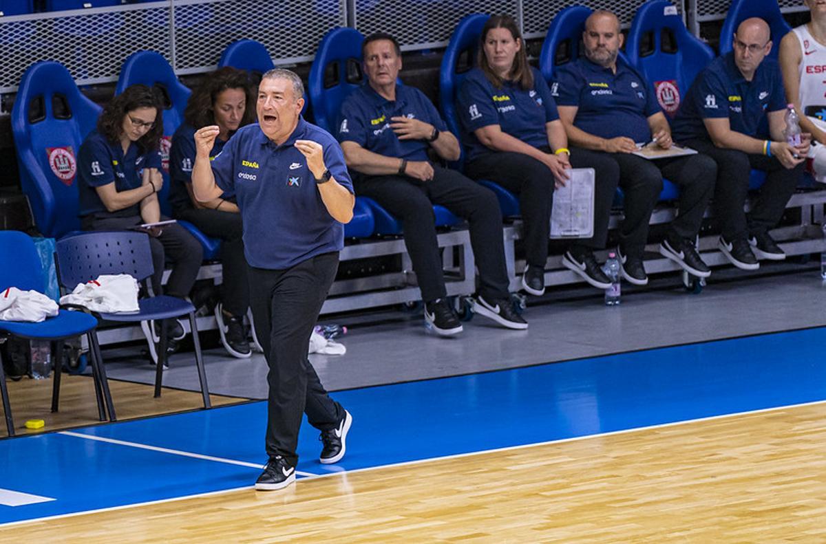 Miguel Méndez da instrucciones a sus jugadoras en un amistoso en Hungría