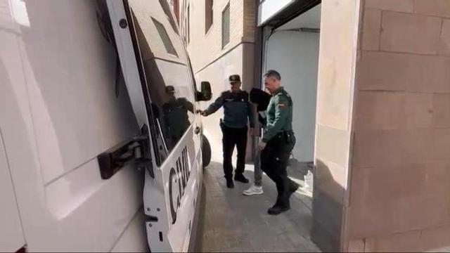 La salida de los juzgados del hombre que mató de un tiro a su vecino en Catarroja.