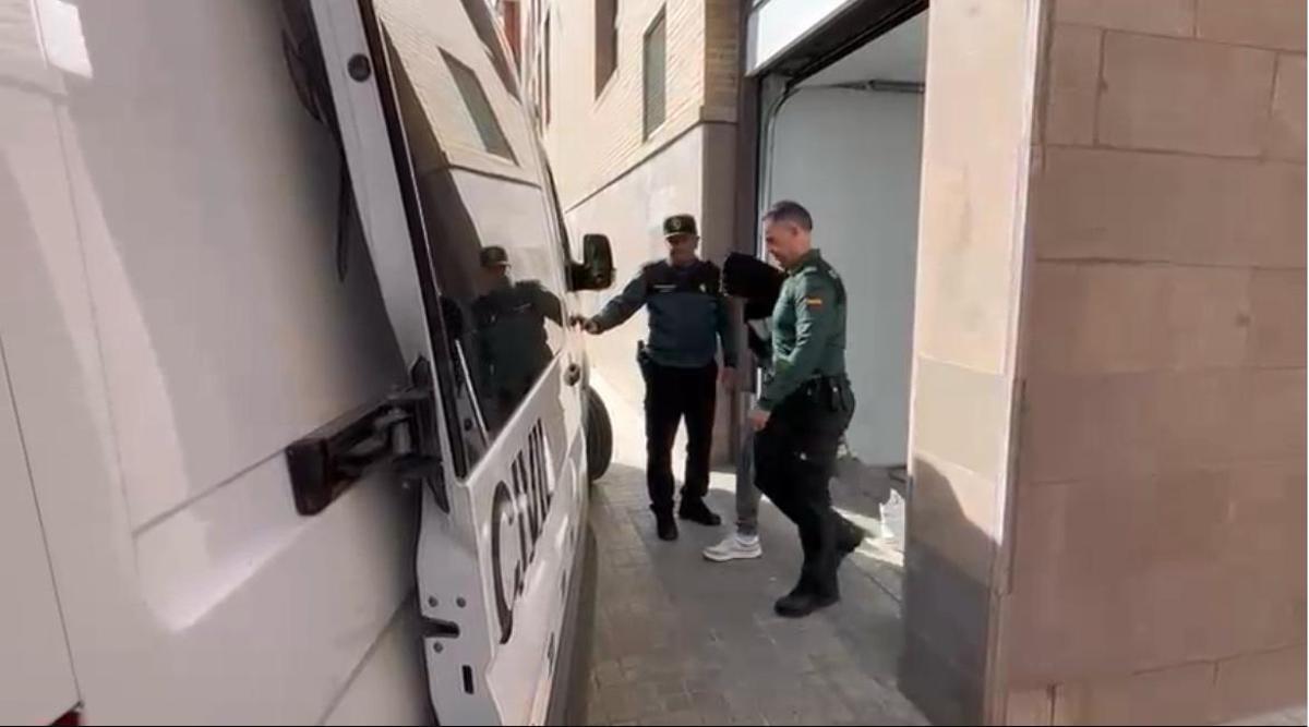 La salida de los juzgados del hombre que mató de un tiro a su vecino en Catarroja.