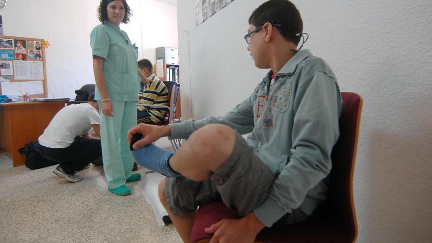 Una enfermera atiende a un alumno en un centro educativo de Alicante