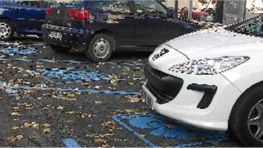 Vehicles aparcats a les places de zona blava de la plaça Onze de Setembre de Manresa