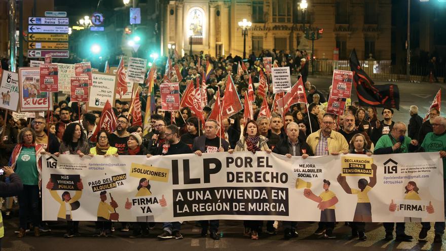 Decenas de personas acuden a la manifestación por el derecho a la ...