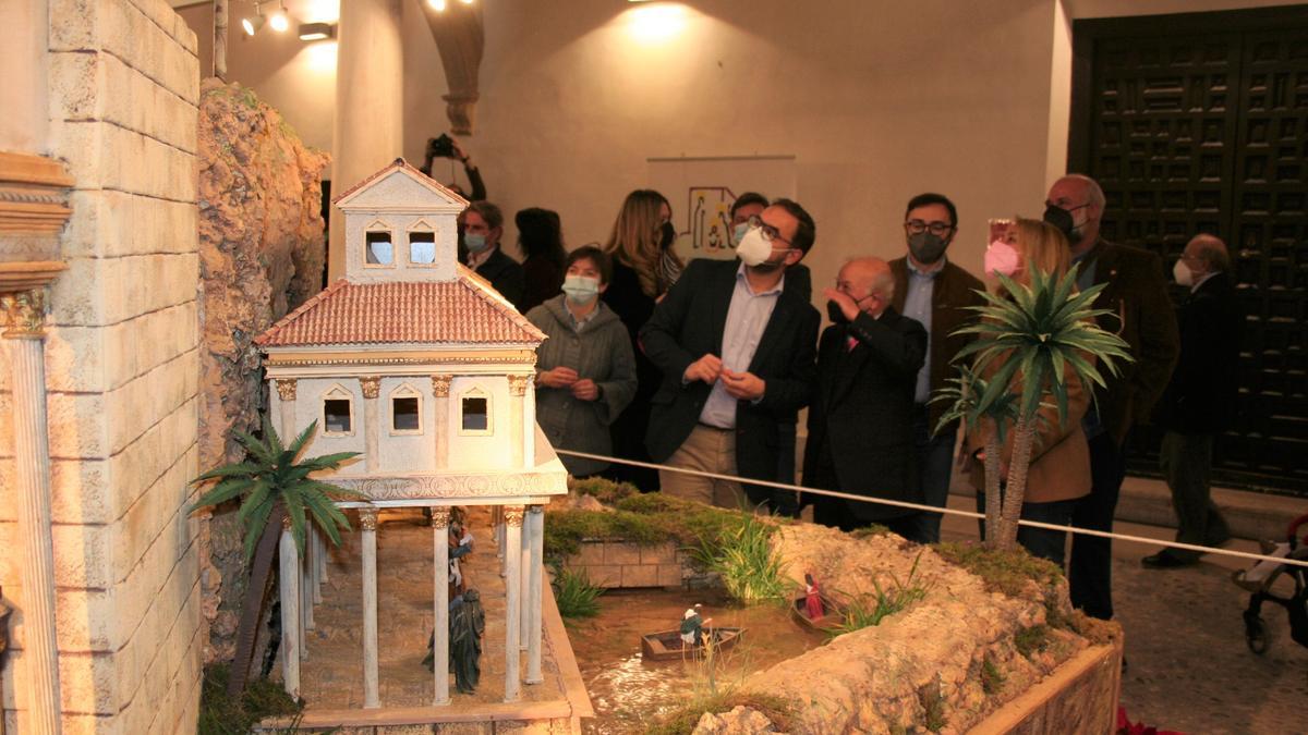 María Dolores Chumilla, Diego José Mateos, Manuel Sevilla, Isidro Abellán y Nines Mazuecos durante la inauguración, la pasada Navidad, del Belén municipal de la &#039;Casa de las Columnas&#039;.