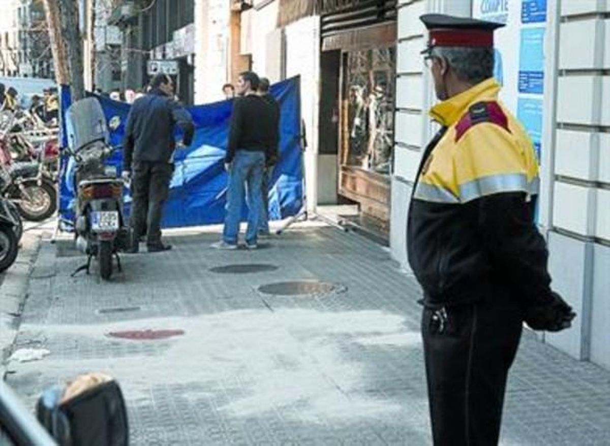 Un mosso vigila el lloc on va ser assassinat Martínez Touriño, el 9 de febrer. Un mosso vigila el lloc on va ser assassinat Martínez Touriño, el 9 de febrer.