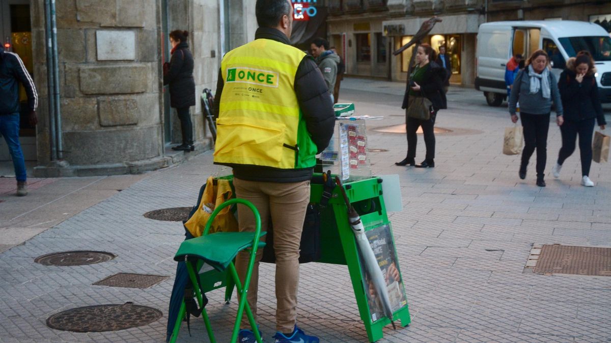 Un vendedor de la ONCE en la plaza de la Peregrina