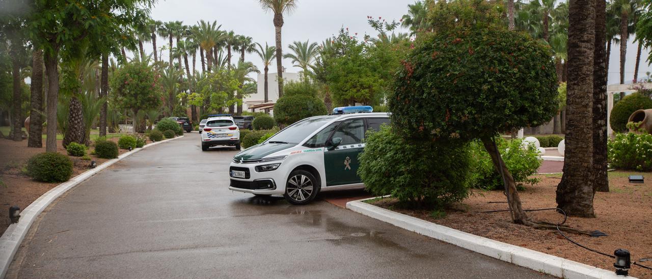 Interior de la vivienda de alquiler, con coches de la Guardia Civil y la Policía Local.