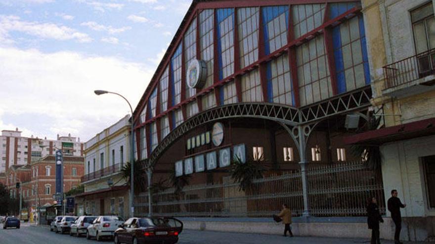 La histórica fachada de Renfe cuando aún permanecía en pie antes de su retirada.