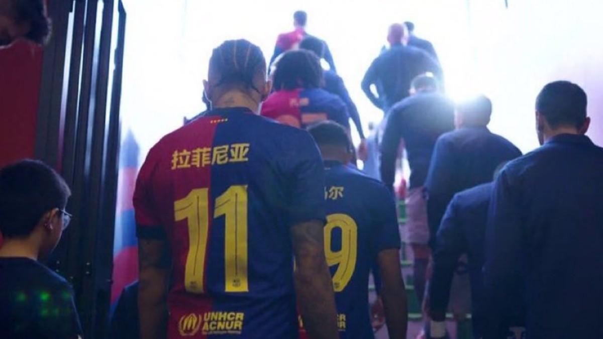 Raphinha salta al campo con su camiseta con el nombre en chino