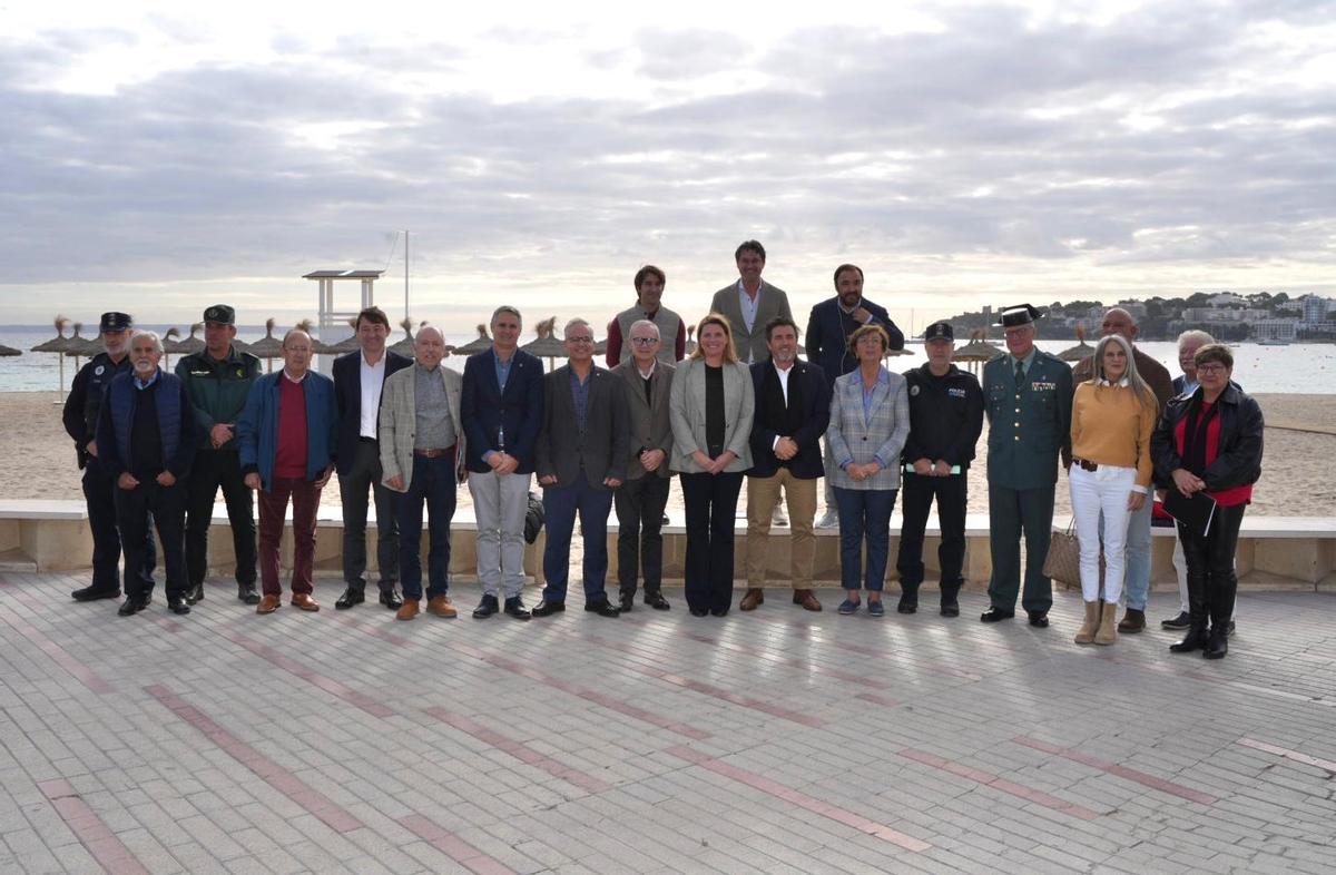 Políticos, empresarios y miembros de las fuerzas y cuerpos de seguridad del Estado, este lunes, en Palmanova