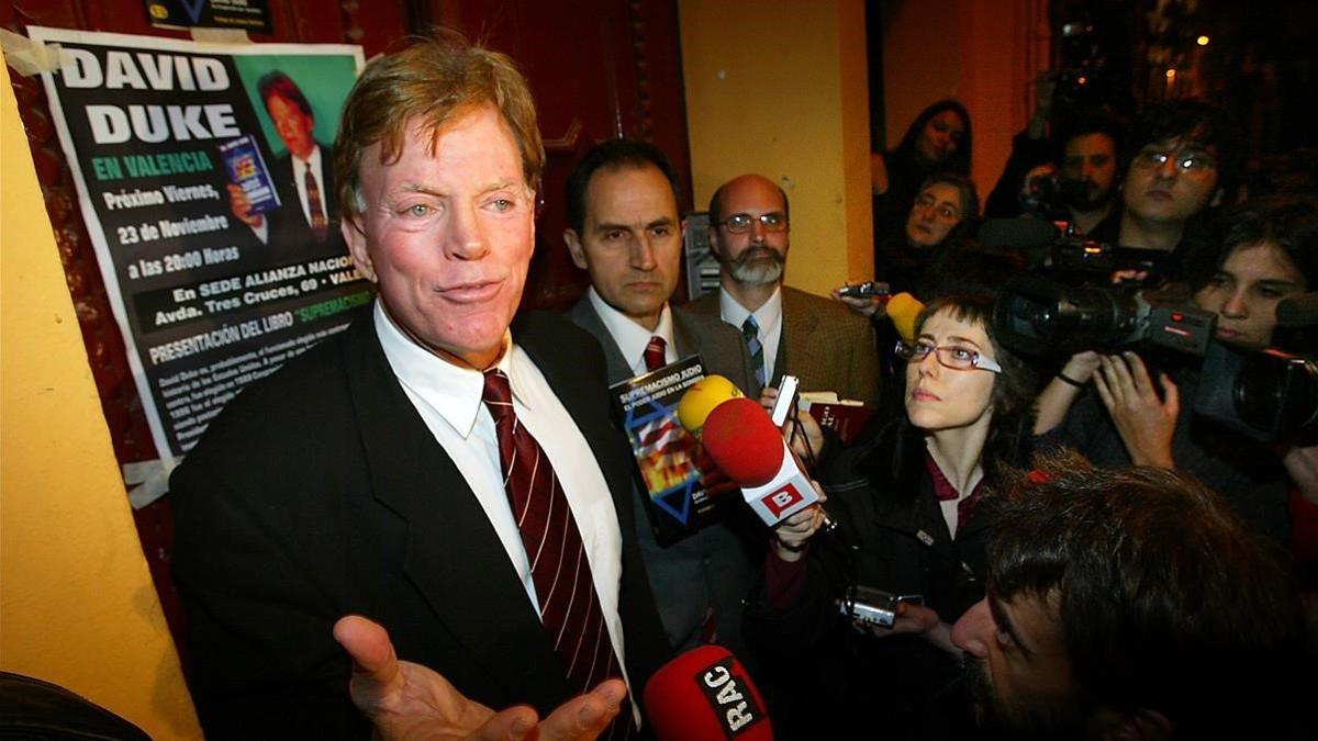 David Duke, en la puerta de la librería Europa de Barcelona, el 24 de noviembre del 2007.