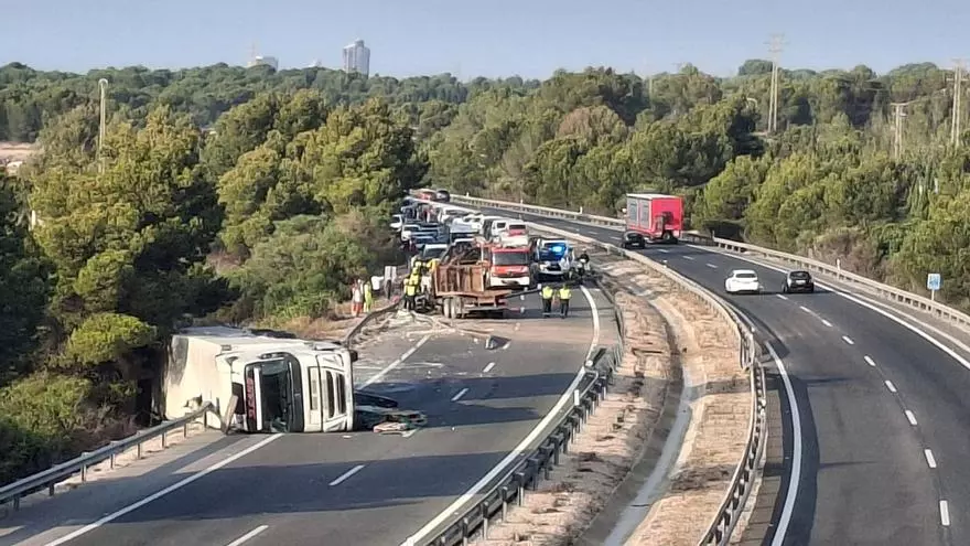 Un accidente en la AP-7 entre dos camiones causa dos heridos y deja retenciones kilométricas desde l'Alfàs a Benidorm