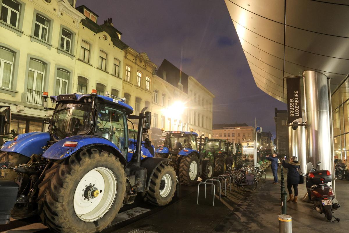 Los tractores ocupan las calles de Bruselas, durante las protestas de los agricultores.