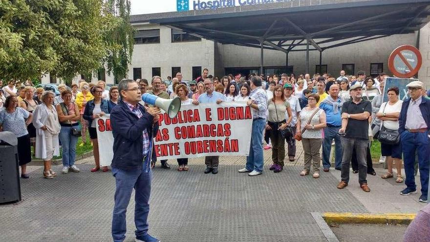 Los manifestantes reunidos frente a la entrada principal del hospital comarcal de O Barco. // FdV