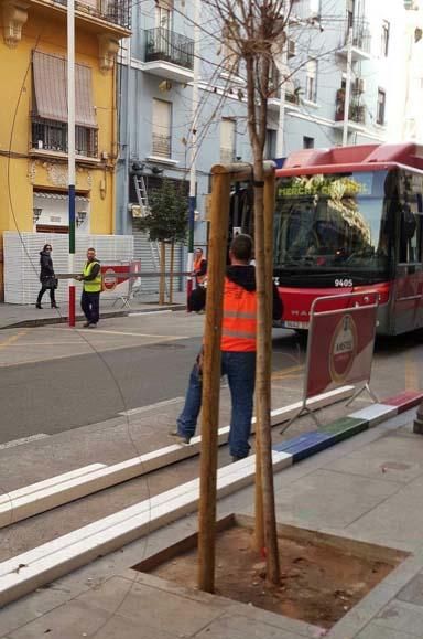 Polémica instalación de las luces de Fallas en la calle Sueca