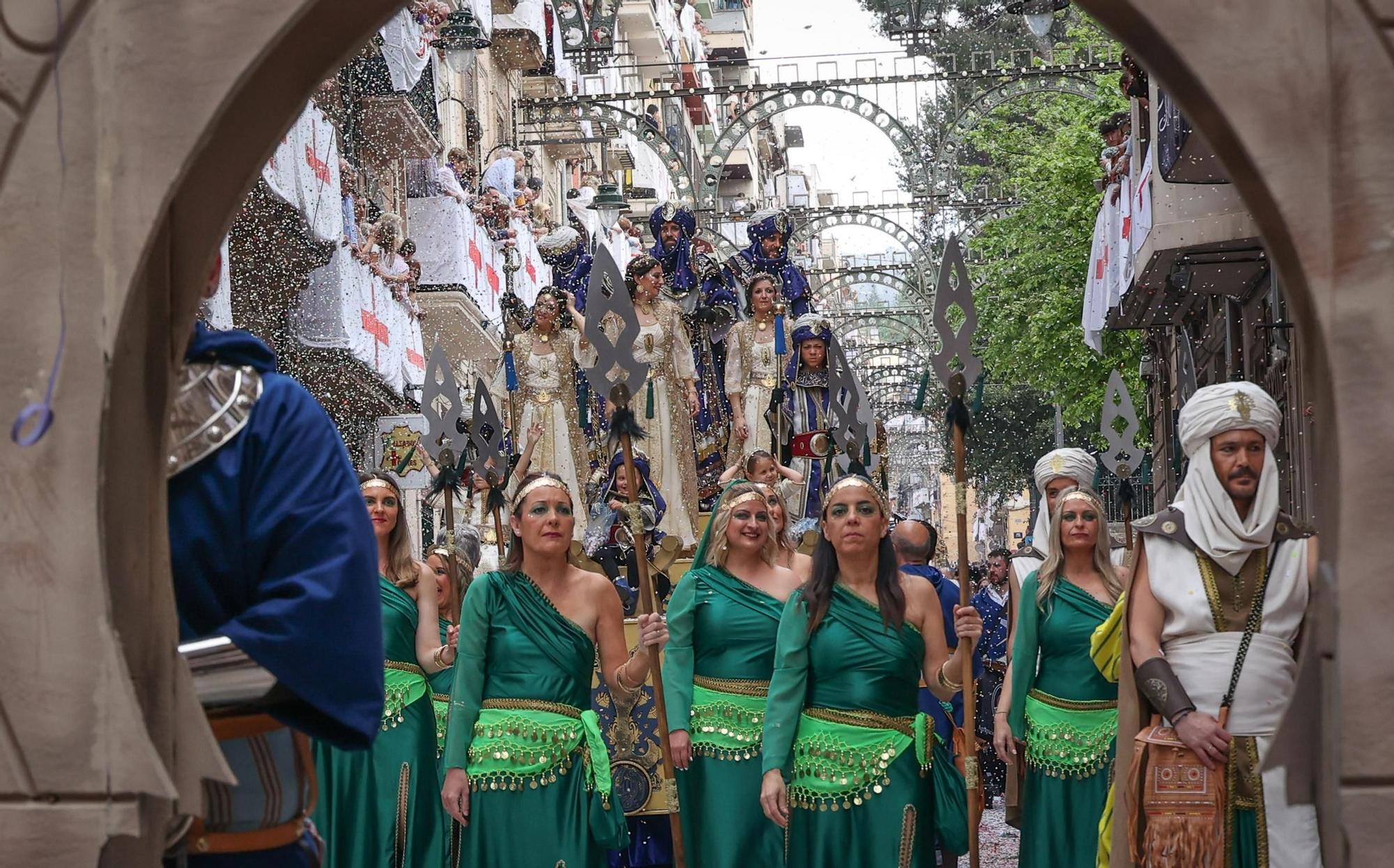 La mujer hace historia en la Entrada Mora de Alcoy