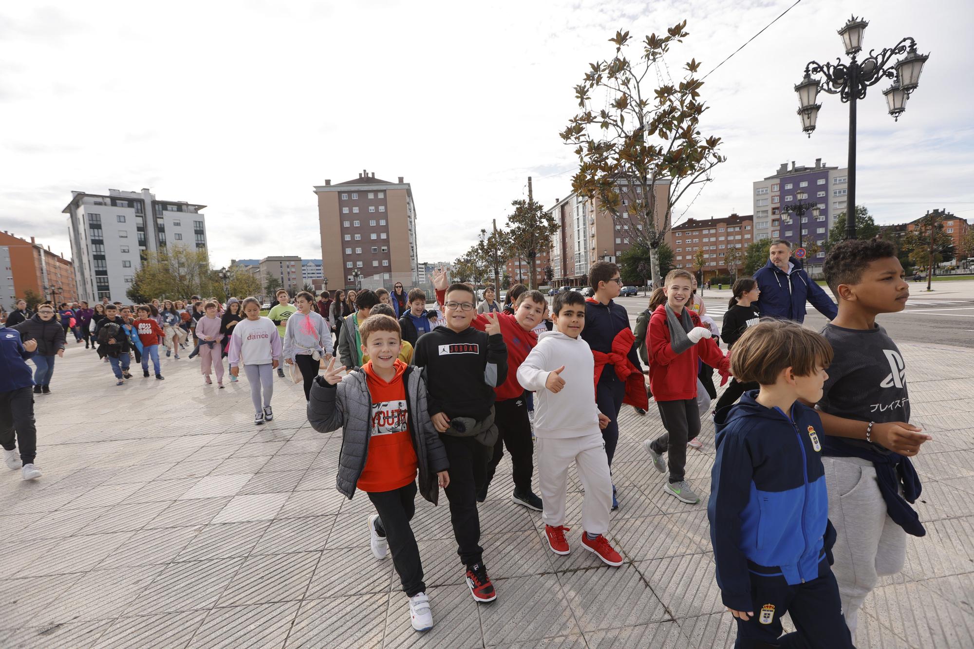 El "comando glucosa" del colegio Carmen Ruiz-Tilve hace campaña contra la diabetes